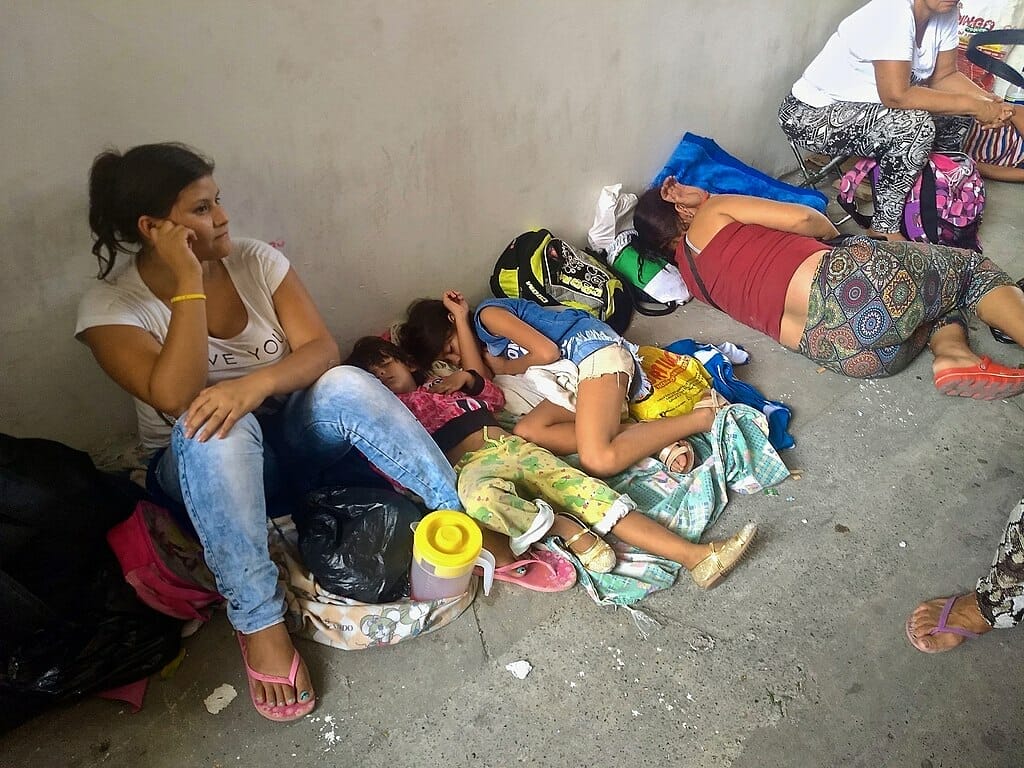 Este artículo habla sobre los venezolanos deportados a Colombia bajo el Título 42. La imagen muestra un grupo de venezolanos en Colombia viviendo en situación vulnerable.
