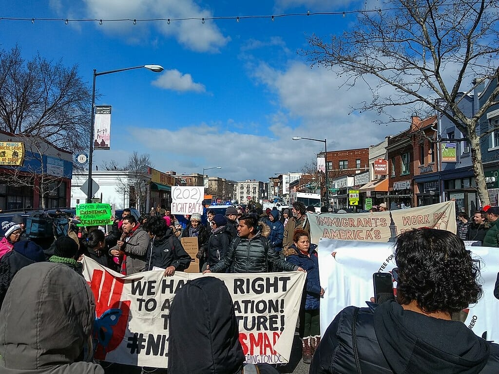 Este artículo habla sobre Un día sin Inmigrantes. La imagen muestra personas manifestándose en las calles.