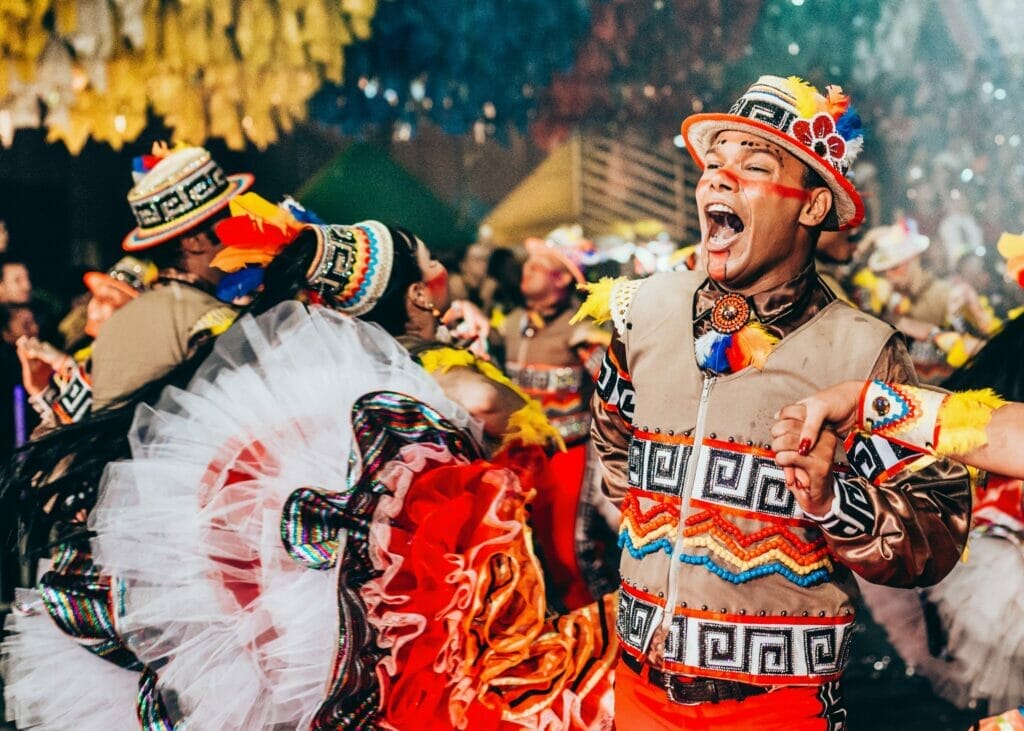 Este artículo habla sobre el Carnaval en Latinoamérica. La imagen muestra gente celebrando el carnaval en Brasil.