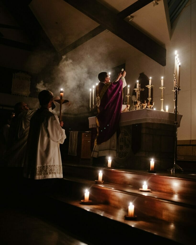 Este artículo habla sobre la Semana Santa en Latinoamérica. La imagen muestra el momento de la liturgia durante una misa.