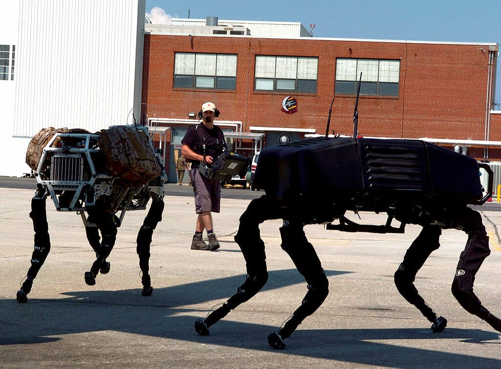 Este artículo habla sobre el proyecto de usar perros robot en la frontera. La imagen muestra dos perros robot.