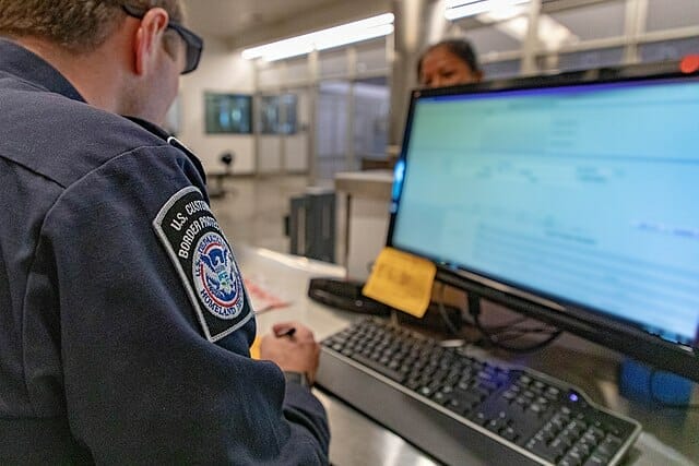 Este artículo habla sobre novedades para los solicitantes de asilo en Estados Unidos. La imagen muestra a un oficial de frontera procesando la solicitud de una persona migrante,