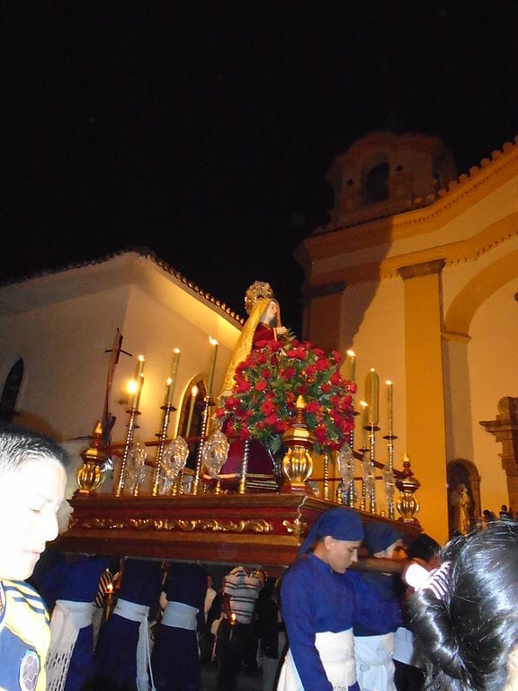 Este artículo habla sobre la Semana Santa en Latinoamérica. La imagen muestra un Paso de la Procesión de Popayán.