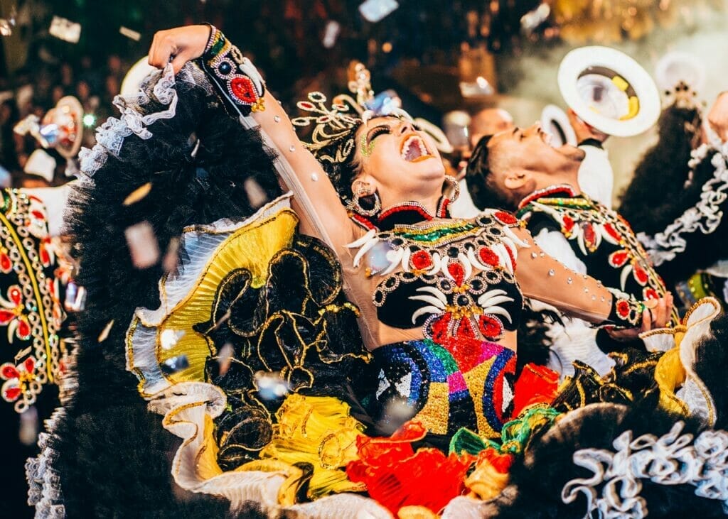 Este artículo habla sobre el Carnaval en Latinoamérica. La imagen muestra una bailarina del carnaval en Brasil.