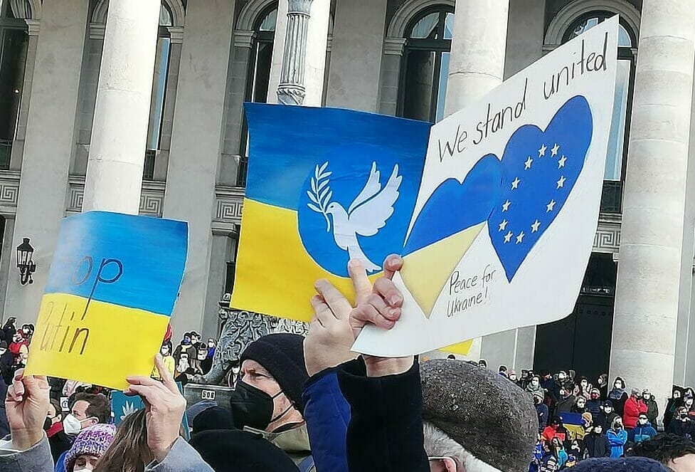 Este artículo habla sobre la respuesta migratoria de Estados Unidos a la invasión de Ucrania. La imagen muestra manifestantes a favor de la paz en Ucrania.