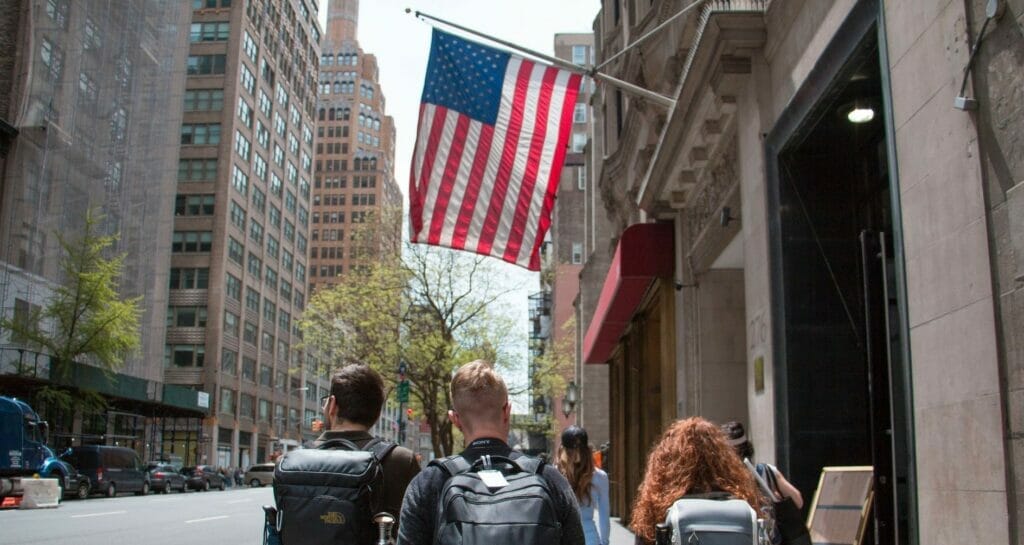 Nota sobre algunos datos de la cultura americana que todos los inmigrantes deberían conocer. La imagen es de la bandera de los Estados Unidos.