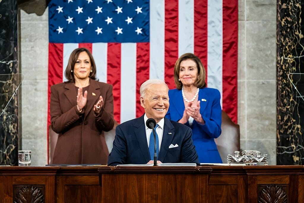 Este artículo habla sobre el discurso State of the Union 2022. La foto muestra al presidente Biden, la vicepresidenta Harris y Presidenta de la Cámara de Representantes Nancy Pelosi.