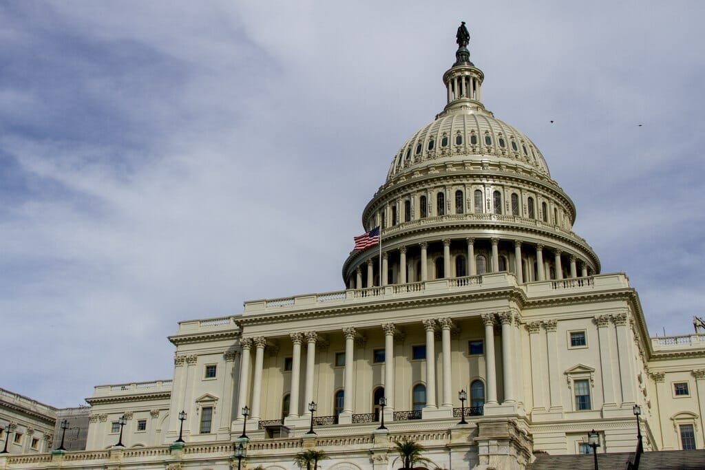 Este artículo habla sobre la ley de presupuesto Covid. La imagen muestra una fotografía del Capitolio de los Estados Unidos.