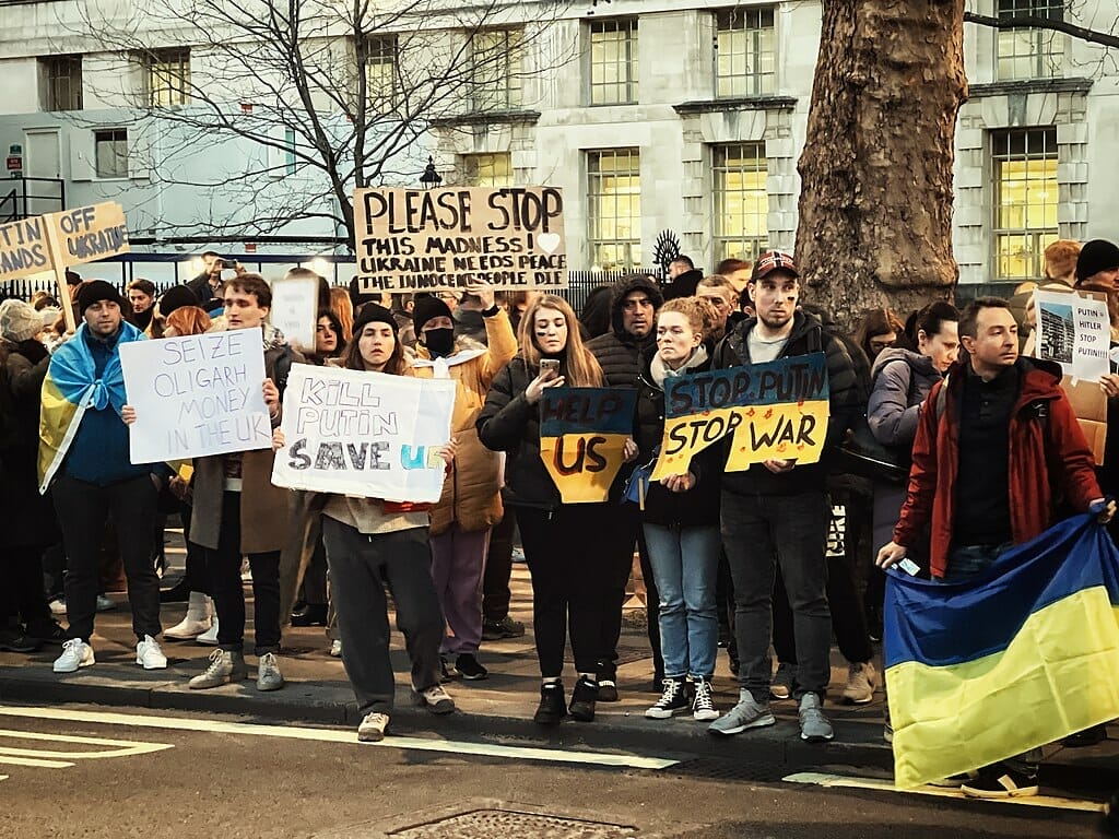 Este artículo habla sobre las comunidades ucranianas en Estados Unidos que están recibiendo refugiados. La imagen muestra una protesta a favor de Ucrania.