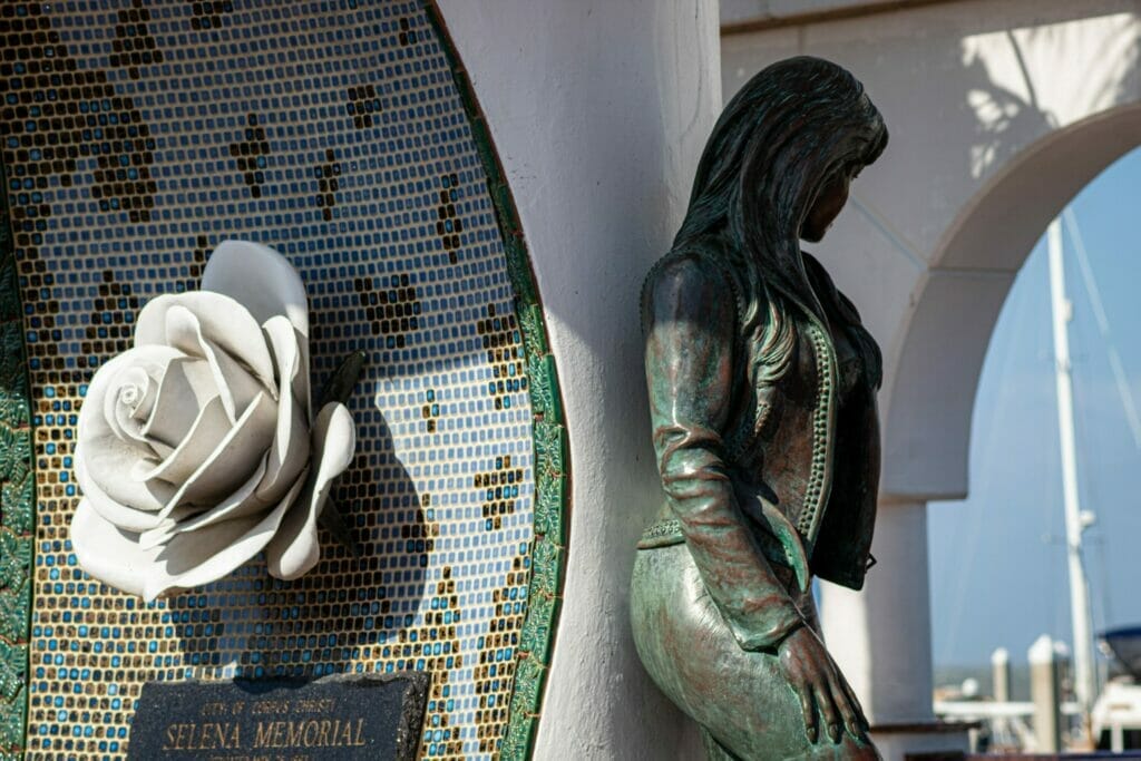 Este artículo habla sobre los homenajes tributo a Selena. La imagen muestra el mirador de la Flor que la recuerda en Corpus Christi, Texas.