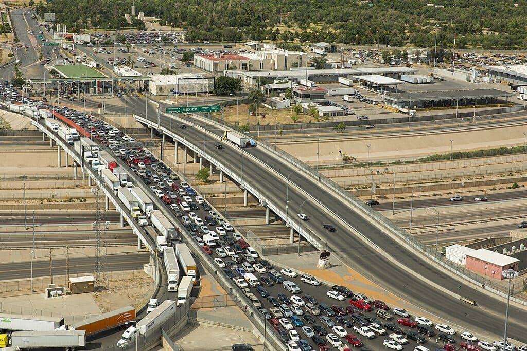 Este artículo habla sobre el bloqueo de camiones en la frontera. La imagen muestra una vista aéreo de uno de los puentes fronterizos controlados por la aduana.