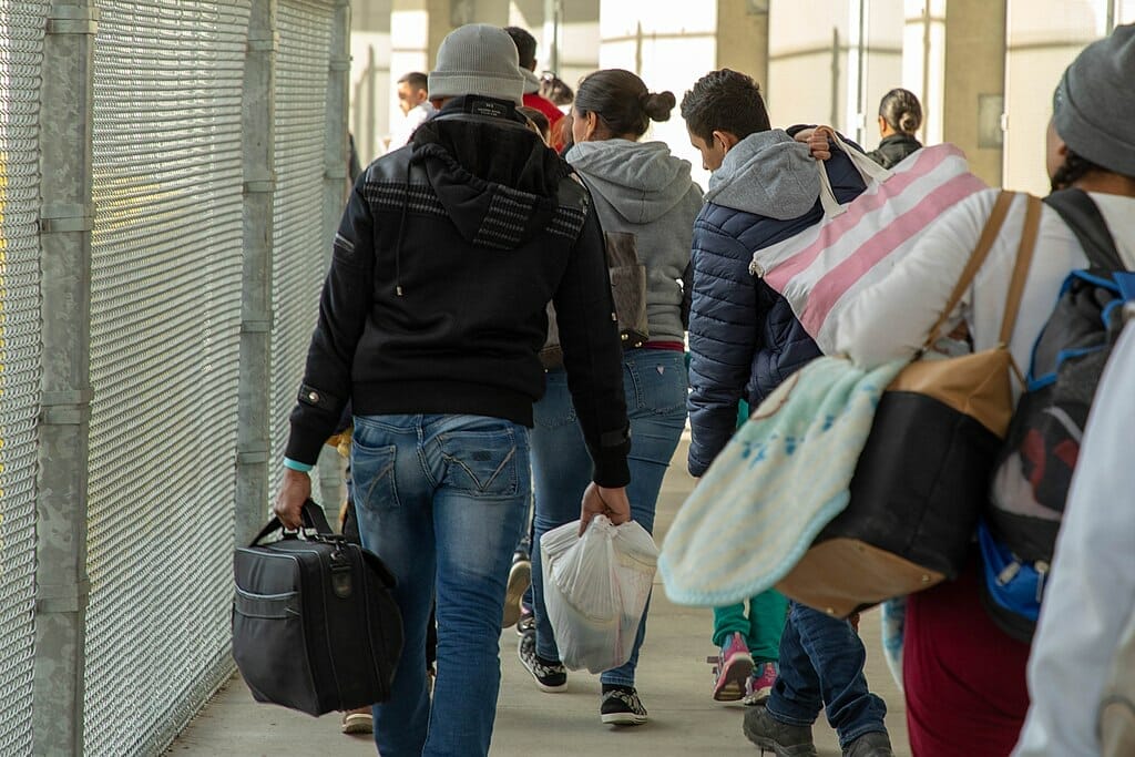 Este artículo habla sobre la entrevista de Alejandro Mayorkas sobre la estrategia migratoria en la frontera. La imagen muestra refugiados solicitando asilo en la frontera.