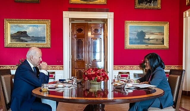 Este artículo habla sobre el debate por Título 42 en el Capitol Hill. La imagen muestra al presidente Biden y la congresista Jayapal en la Casa Blanca.