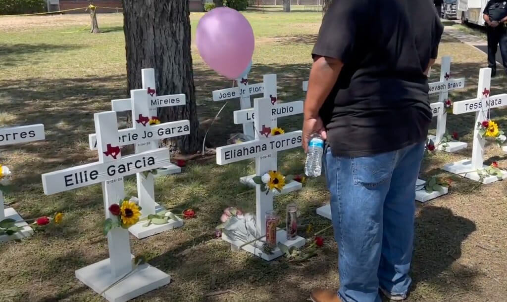 Este artículo habla sobre los comunicados emitidos por DHS y USCIS tras el tiroteo de Uvalde. La imagen muestra las cruces erigidas en homenaje a las víctimas de la tragedia.