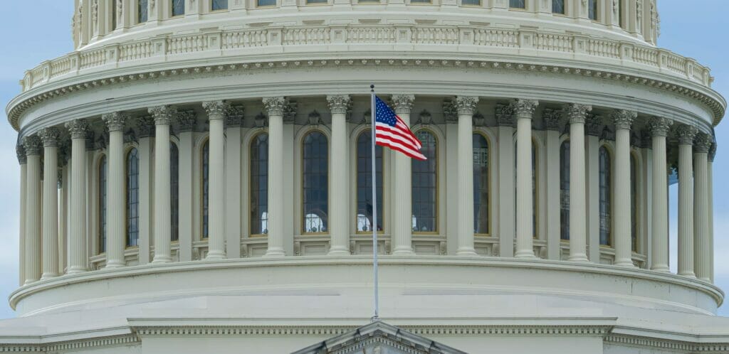 Este artículo habla sobre la decisión de la corte que determinará el futuro de la política título 42. La imagen muestra el Capitolio de los Estados Unidos.