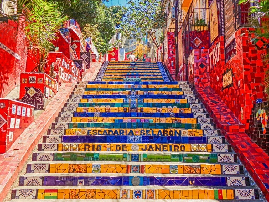 Este artículo habla sobre el regreso del Carnaval de Río. La imagen muestra las icónicas escaleras coloridas de la ciudad.