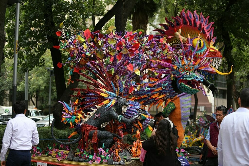 Este artículo habla sobre la exposición de alebrijes de Cantigny Park. La imagen muestra un alebrije monumental expuesto en Ciudad de México.