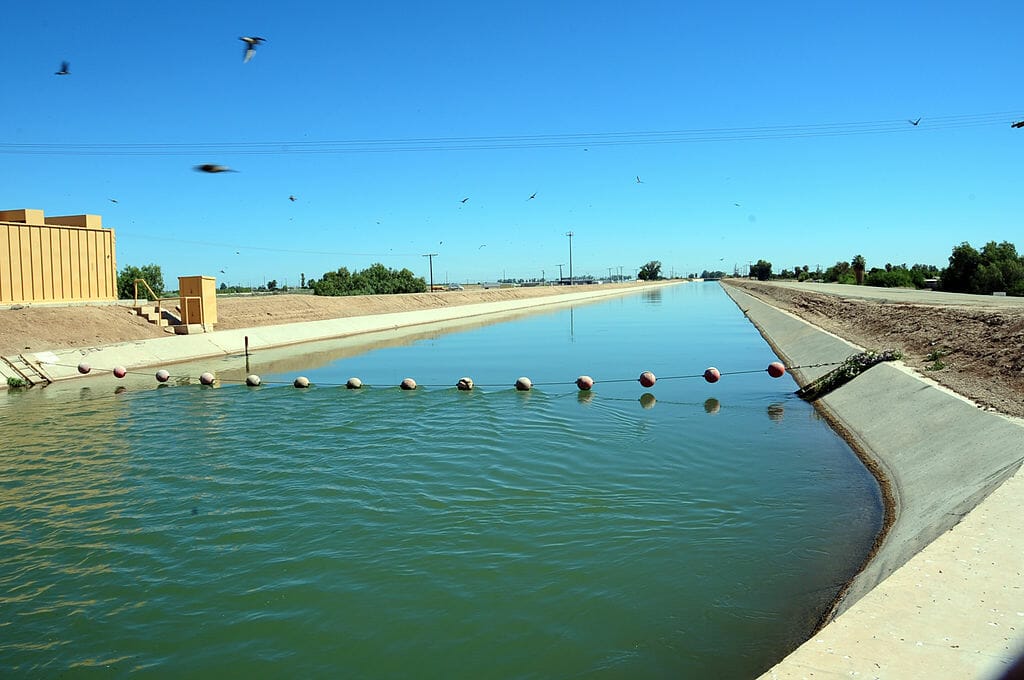 All American Canal. Este artículo habla sobre las búsquedas y rescates en la frontera durante los meses del verano.