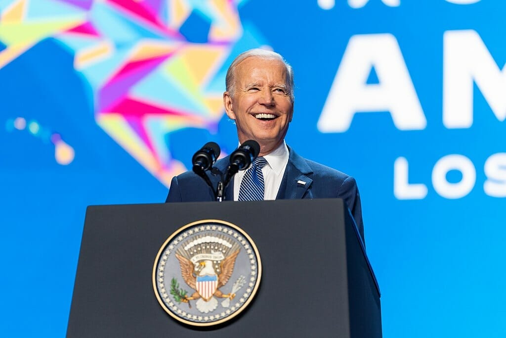 El presidente Biden frente a un podio con micrófono realiza un discurso en la Cumbre de las Américas 2022.