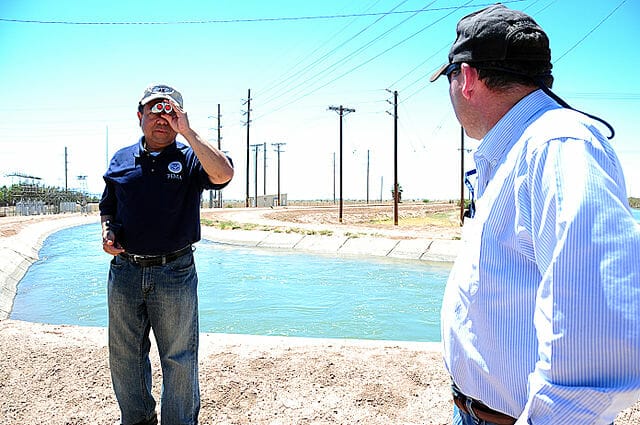 Oficiales de FEMA frente al All American Canal. Este artículo habla sobre las búsquedas y rescates en la frontera durante los meses del verano.