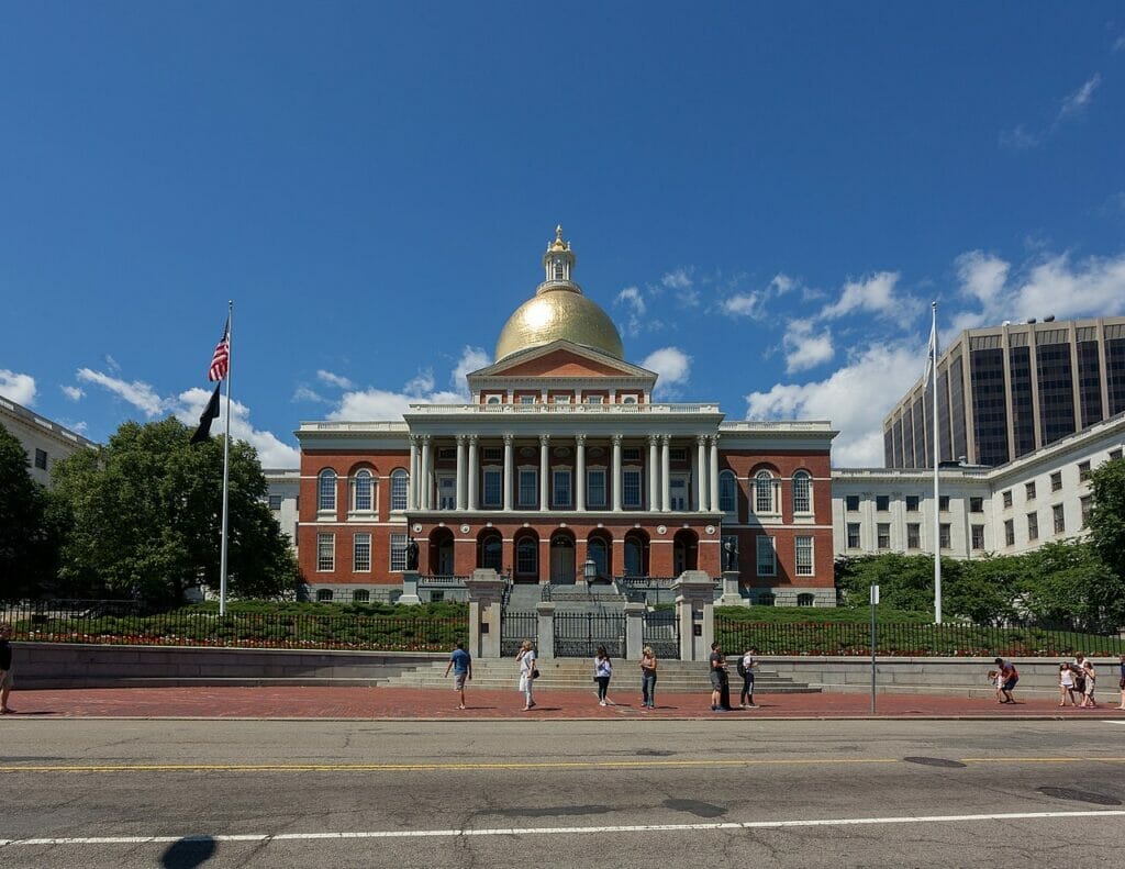 Este artículo habla sobre las licencias de conducir para indocumentados en Massachusetts. La fotografía muestra la Legislatura de Massachusetts.