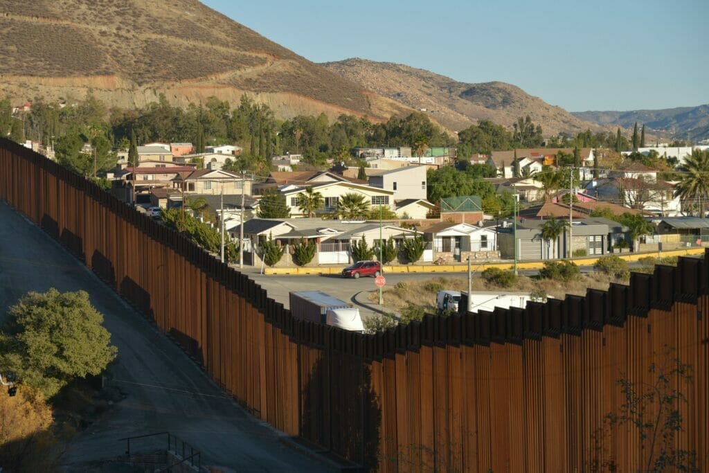 Frontera de México y Estados Unidos. Este artículo habla sobre el récord de cruces de frontera registrado en mayo de 2022.