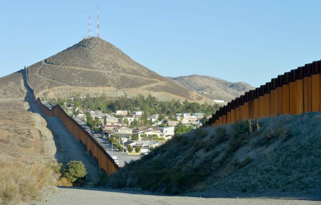 Frontera de México y Estados Unidos. Este artículo habla sobre el récord de cruces de frontera registrado en mayo de 2022.