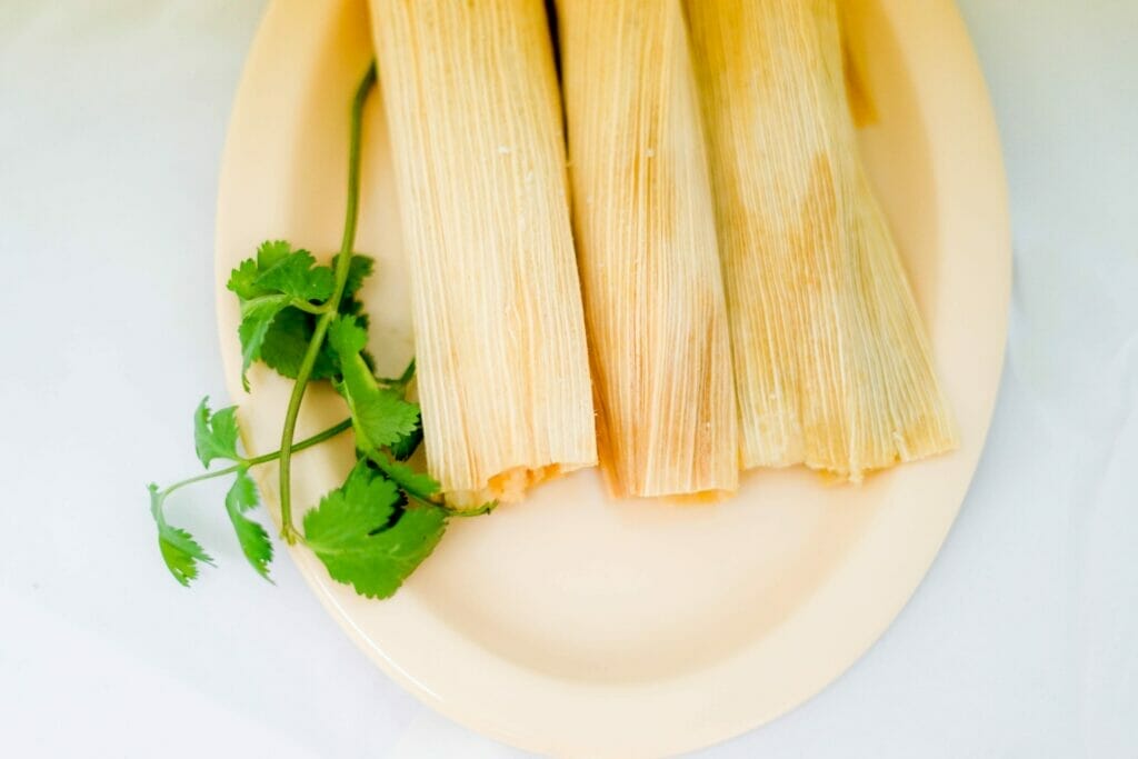 Tamales servidos en plato. Este artículo habla sobre el Tamale Guy de Chicago.