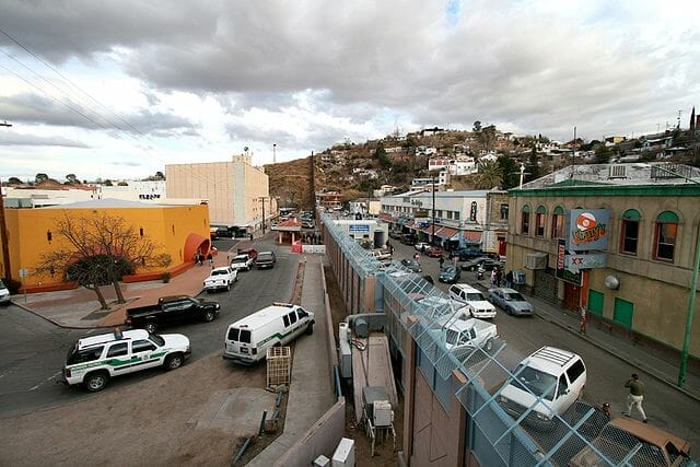 Frontera entre México y Estados Unidos vista desde Nogales. Este artículo habla sobre la decisión de la Corte Suprema de terminar con la política Quédate en México.