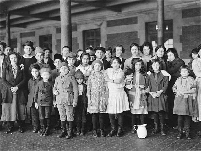 Este artículo habla sobre el proyecto de ley para reformar el registro migratorio. La imagen muestra un grupo de inmigrantes en Ellis Island a comienzos del siglo XX.