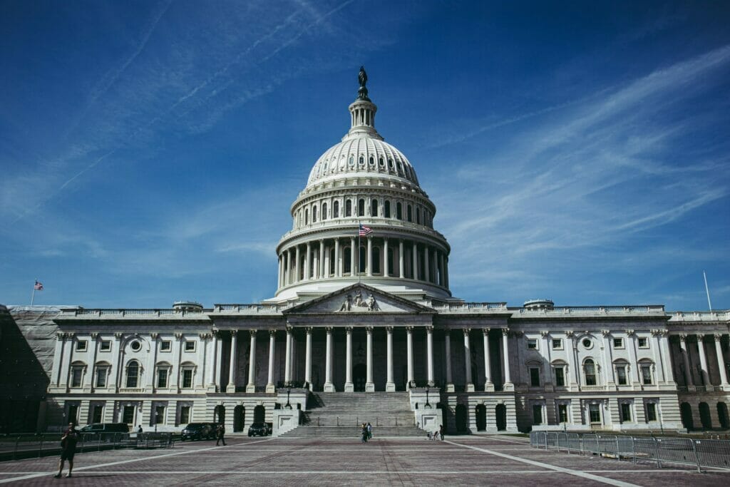 Este artículo habla sobre el proyecto de ley para reformar el registro migratorio. La imagen muestra el Capitolio de los Estados Unidos.