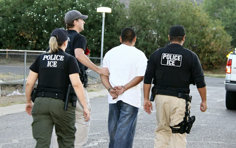 Este artículo habla sobre la campaña Defund Hate para desfinanciar la agencia ICE. La imagen muestra oficiales de ICE deteniendo a un individuo en un operativo.