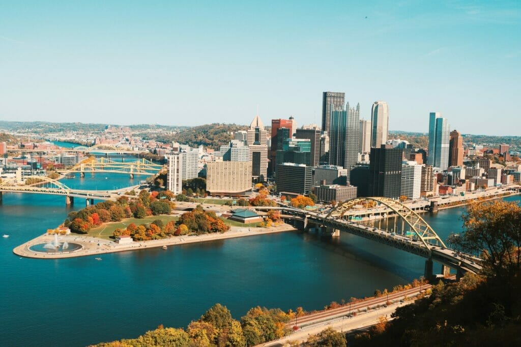 Este artículo habla sobre el cierre de la "Corte de Inmigración" de Pittsburgh, el sitio donde se realizaban las audiencias virtuales. la imagen es meramente ilustrativa.