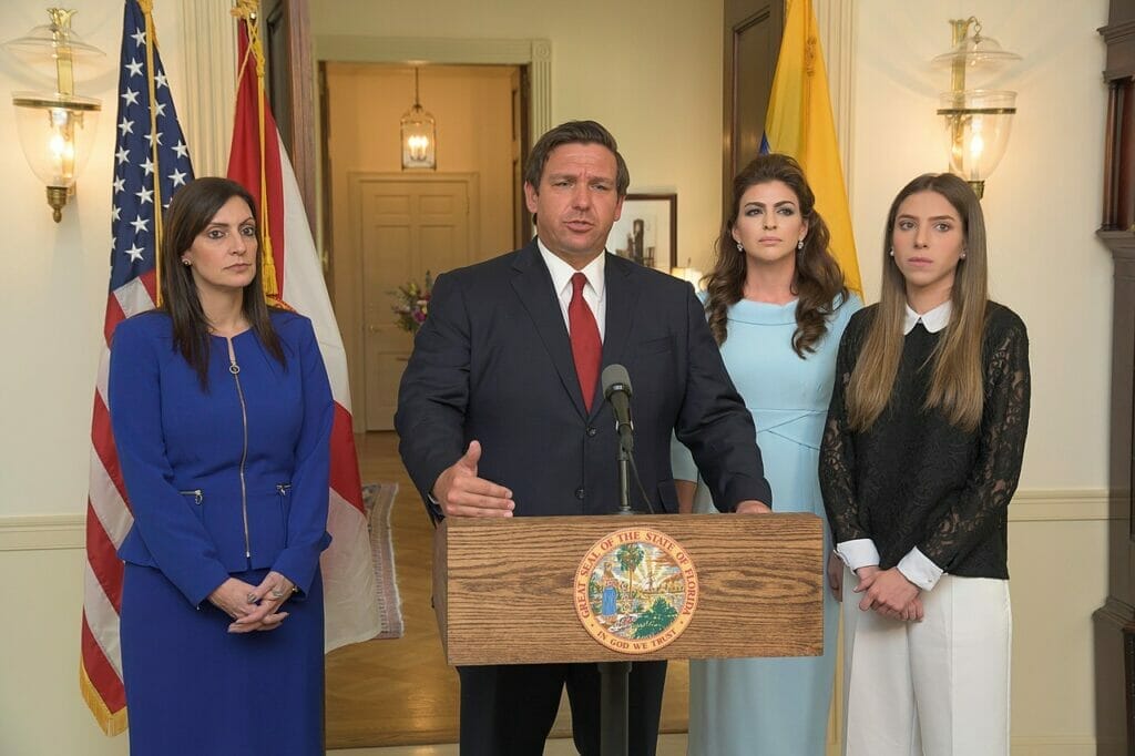 Este artículo habla sobre Jeanette Núñez y la retórica antimigrante en el Estado de Florida. La imagen muestra a Núñez y DeSantis en una conferencia.