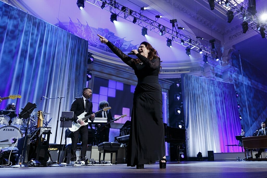 Este artículo habla sobre los refugiados en Estados Unidos y sus aportes a nuestro país. La fotografía muestra a la cantante Gloria Estefan en el escenario.