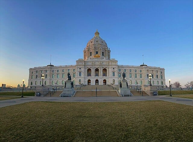 Este artículo habla sobre Natalia Benjamin, Maestra del Año 2021 en Minnesota. La imagen muestra el Capitolio de Minnesota.