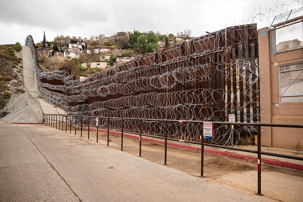 Este artículo habla sobre Quédate en México y el veredicto de la Corte Suprema. La imagen muestra el muro fronterizo entre México y Estados Unidos.