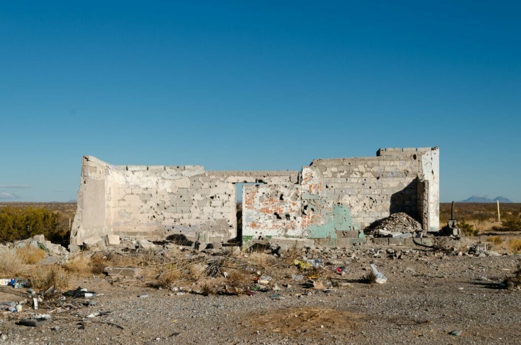 Este artículo habla sobre el récord de migrantes muertos en la frontera. La imagen muestra un edificio abandonado en Chihuahua, México.