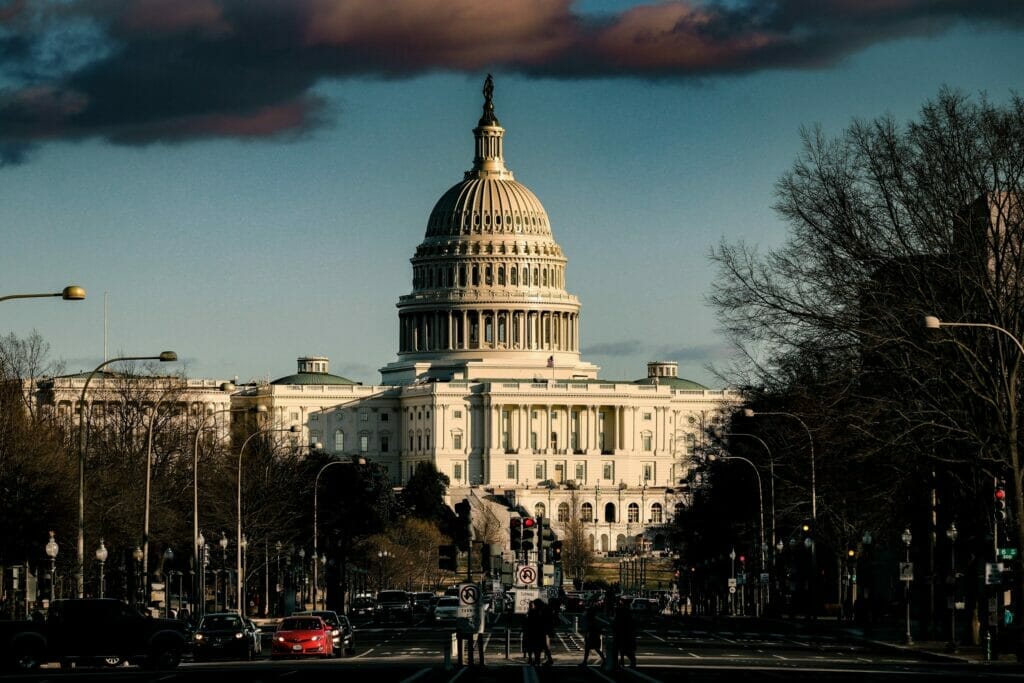 Este artículo habla sobre la conciliación presupuestaria y la Ley de Reducción de Inflación. La imagen muestra el Capitolio de los Estados Unidos.