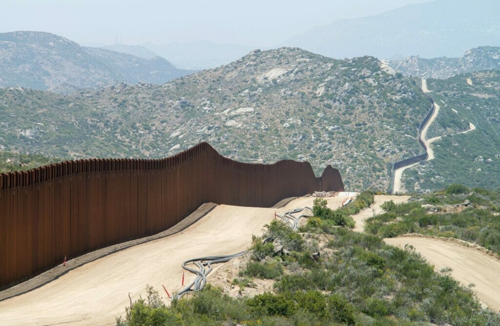 Este artículo habla sobre una demanda para impulsar la construcción del muro fronterizo. La imagen es meramente ilustrativa.