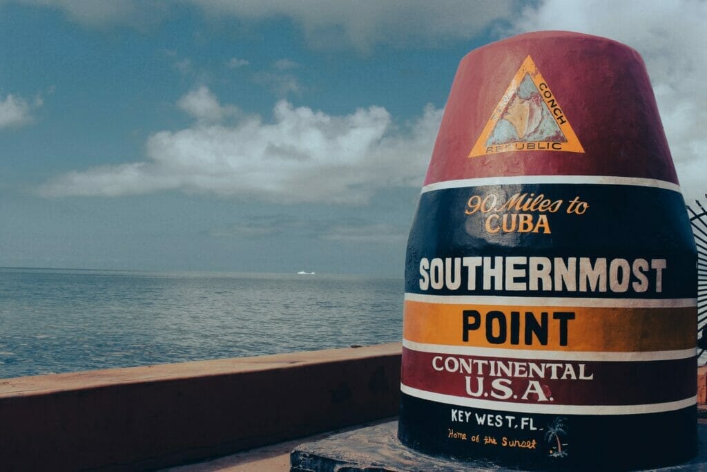 Este artículo habla sobre los 187 migrantes cubanos detenidos en Florida Keys. La imagen muestra el Southermost Point Buoy de West Key.