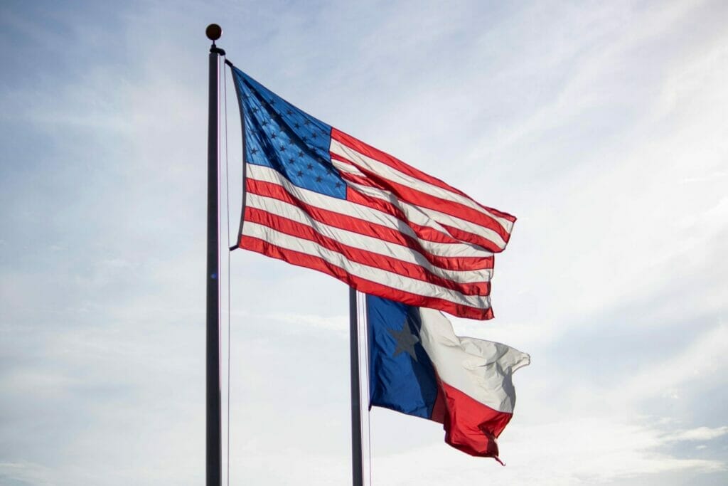 Este artículo habla sobre los planes de Texas de disputar el veredicto del caso "Arizona vs Estados Unidos". La imagen muestra la bandera de Estados Unidos y la bandera de Texas.