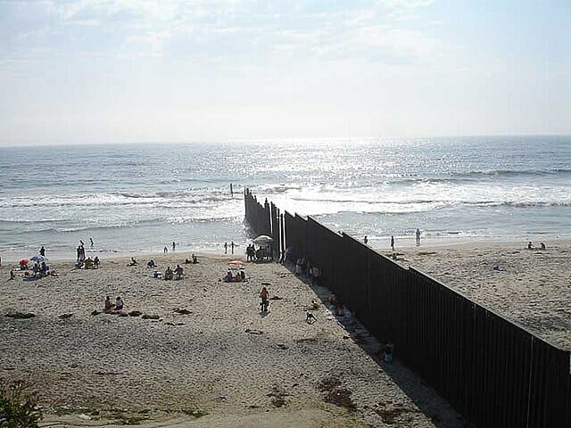 Nota sobre cómo cambiaron las políticas de inmigración con Biden. La imagen es del muro fronterizo.