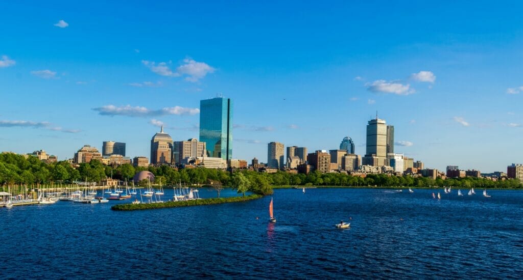 Este artículo habla sobre las ciudades santuario en Massachusetts. La imagen muestra la silueta edilicia de la ciudad de Boston.