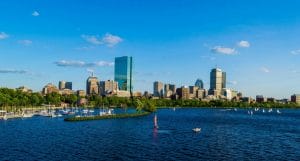 Este artículo habla sobre las ciudades santuario en Massachusetts. La imagen muestra la silueta edilicia de la ciudad de Boston.