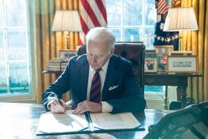 Este artículo habla sobre la orden ejecutiva para proteger DACA que planea la Casa Blanca. La imagen muestra al presidente Biden firmando un documento en su despacho.