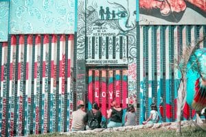 Este artículo habla sobre la situación de los solicitantes de asilo en EEUU. La imagen es una fotografía del muro de la hermandad tomada en Tijuana.