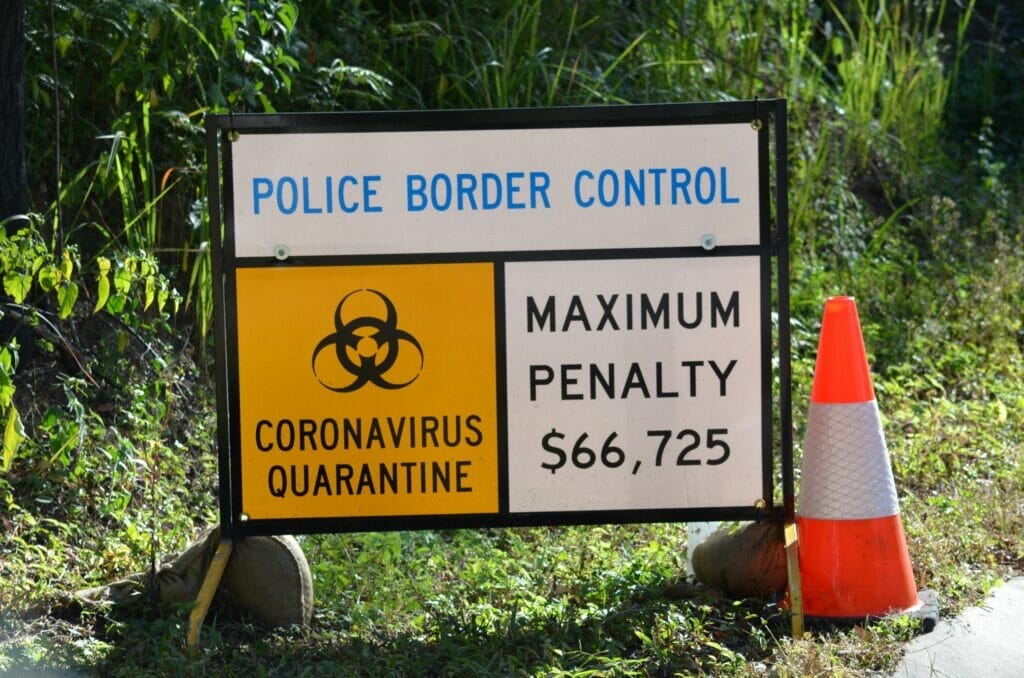Este artículo habla sobre la expulsión de migrantes en la frontera. La imagen muestra un cartel de la patrulla fronteriza de alerta sobre el coronavirus.