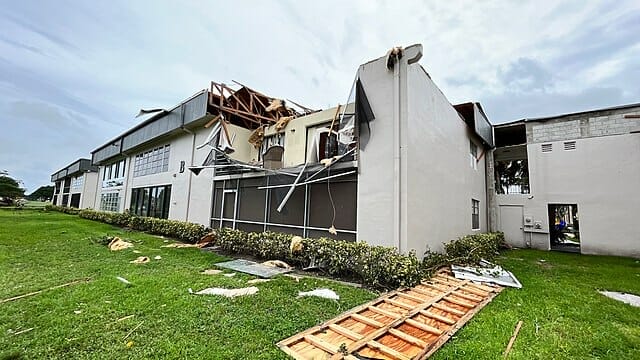 Este artículo habla sobre la explotación laboral de migrantes en Florida tras el huracán Ian. La imagen muestra una casa devastada por el huracán.