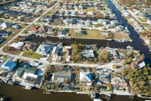 Este artículo habla sobre la explotación laboral de migrantes en Florida tras el huracán Ian. La imagen muestra una vista aérea de la costa de Florida tras el huracán.
